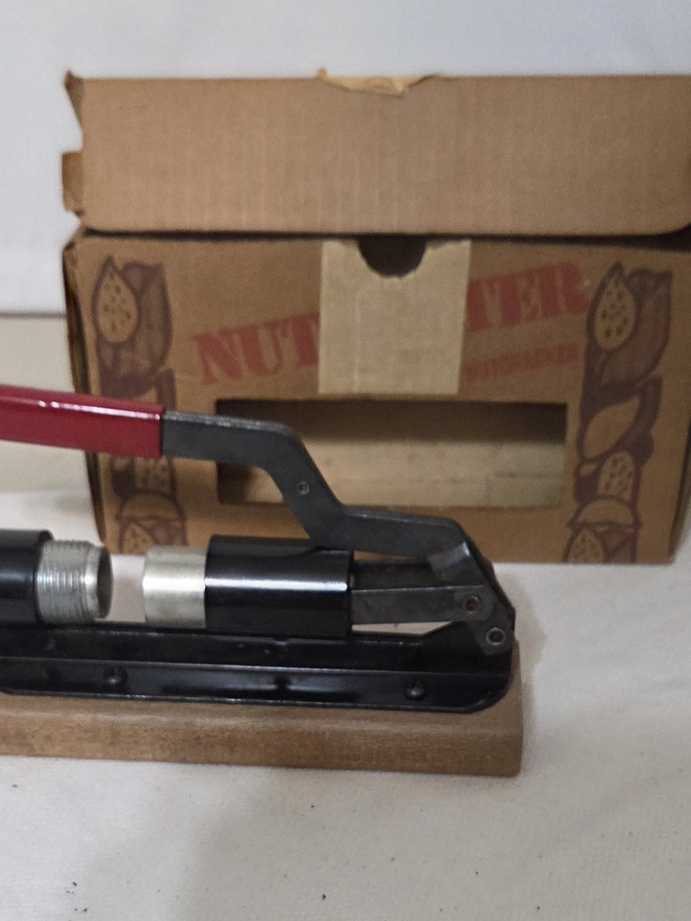 VINTAGE NUT BUSTER NUT CRACKER MUNSEY PRODUCTS INC.MODEL NC-69 OAKE BASE